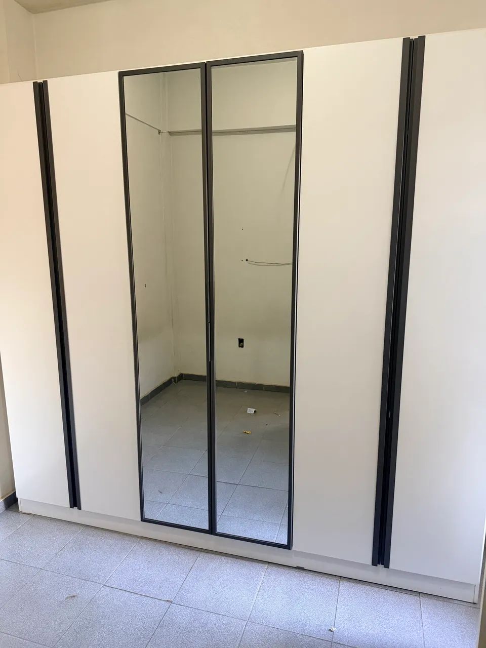 Guarda roupa semi novo