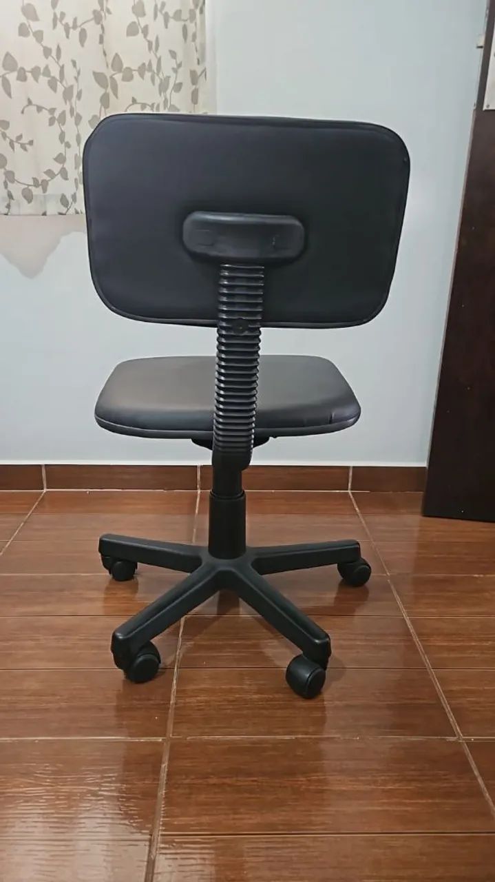 Cadeira em corino muito conservada - Foto 2