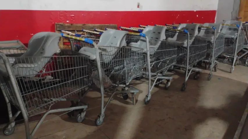 Carrinho de supermercado, em ótimo estado. Valor: 250,00 reais cada. - Foto 2