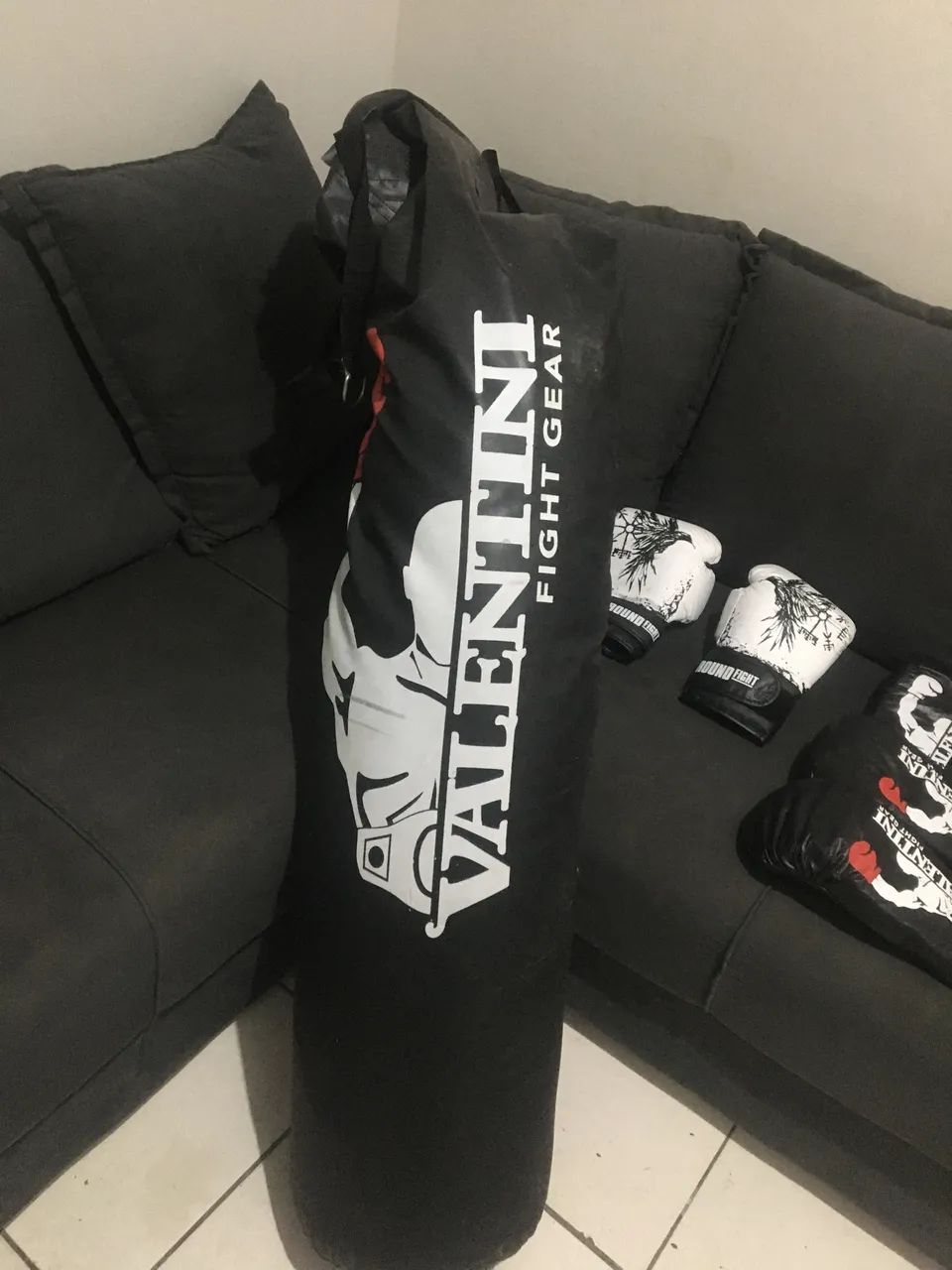Saco de boxe, luvas e capacete protetor