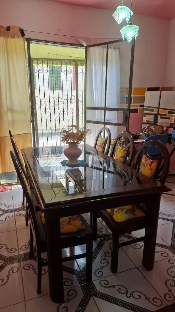 Mesa de jantar de madeira e vidro. - Foto 4