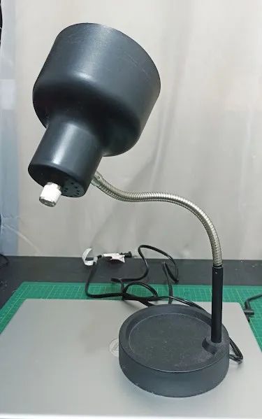 Luminária de Mesa Articulada Preta com Tomada Integrada (110V) - Foto 5