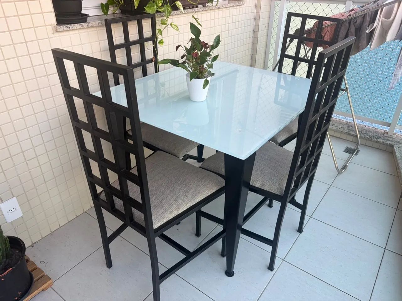 Mesa de jantar com 4 cadeiras 