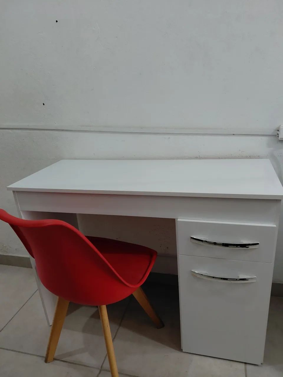 Escrivaninha mais cadeira nova