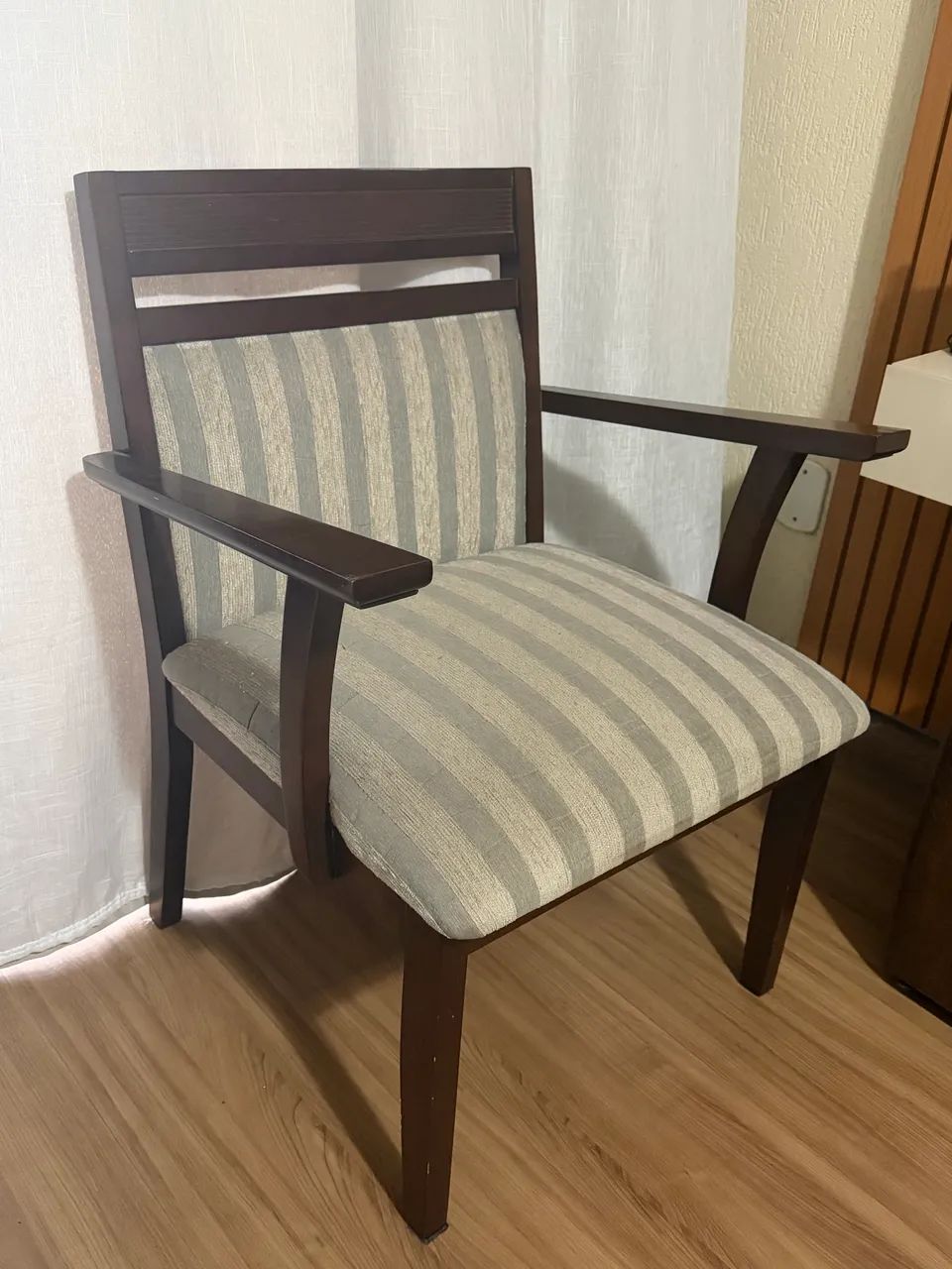 Poltrona de madeira e estofada - Confortável e Elegante 