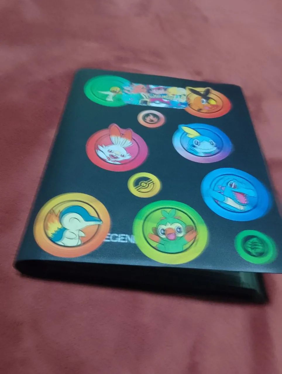 Fichário de pokémon com cartas raras