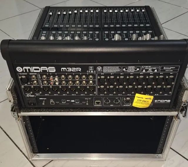 Midas M32R Live + Case 6U | Impecável (usada 1x) | Mesa de Som Digital Profissional