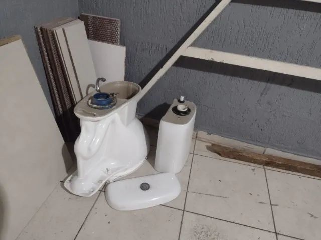 vaso sanitario e pia de banheiro