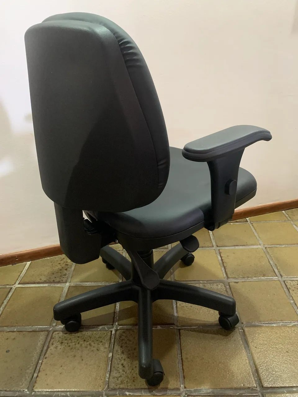 Cadeira com braço giratoria executiva para escritório  - Foto 3