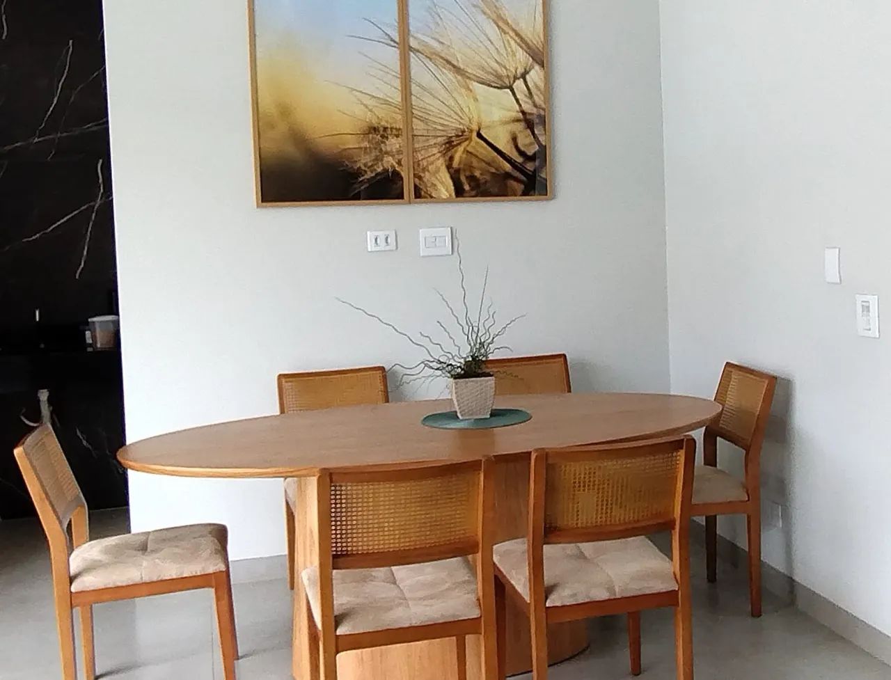 Mesa de Jantar Oval Amadeirada com Cadeiras