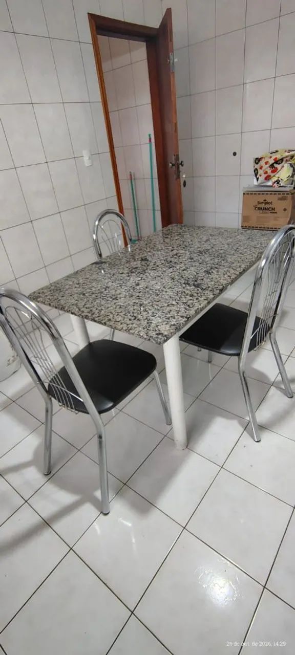 Mesa de mármore usada C/ 4 Cadeiras