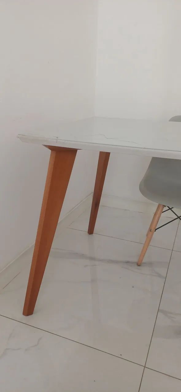 Mesa com pes madeira + 1 Cadeira