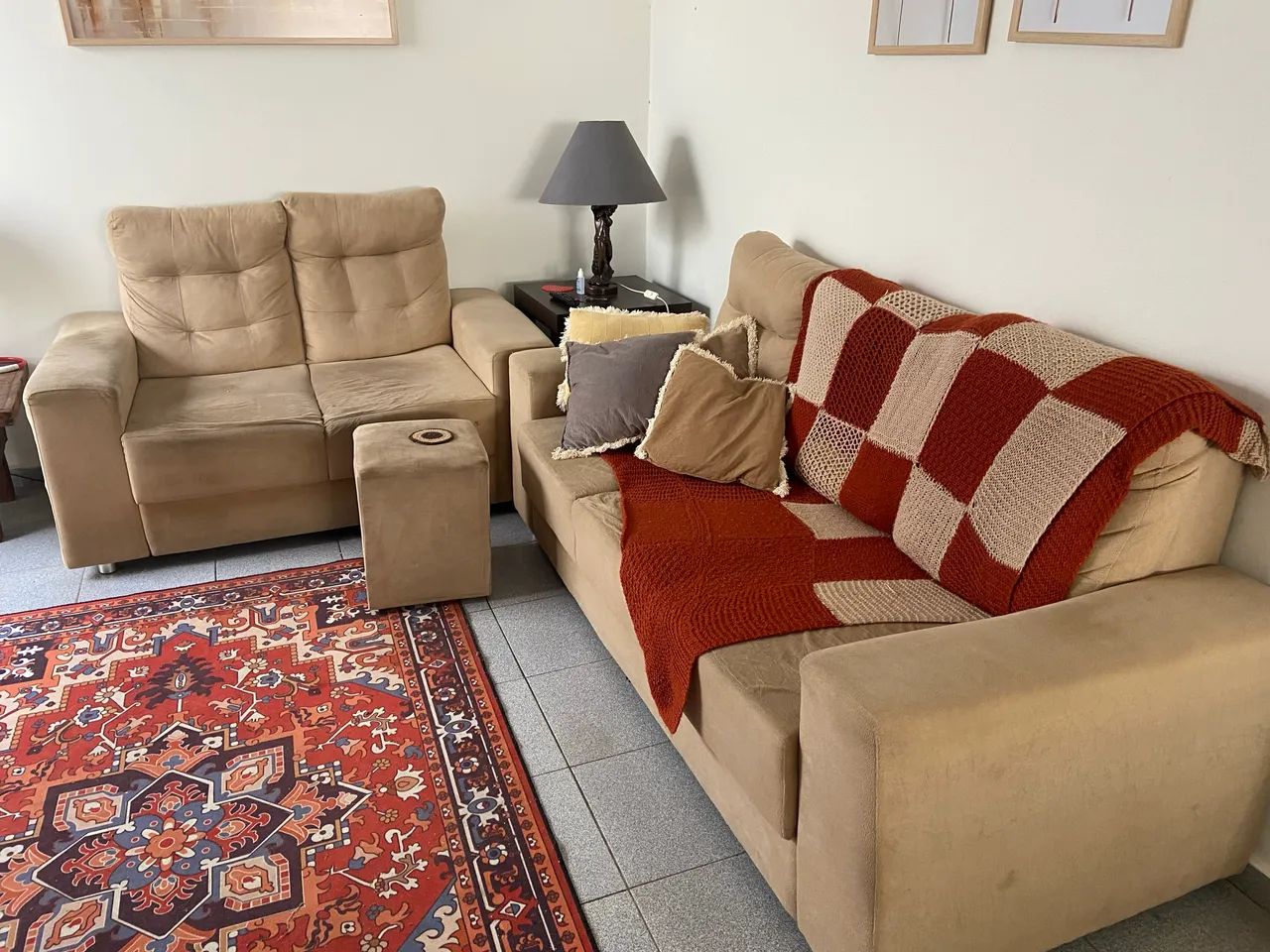 Sofá, tapete, quadros e poltronas - Foto 3