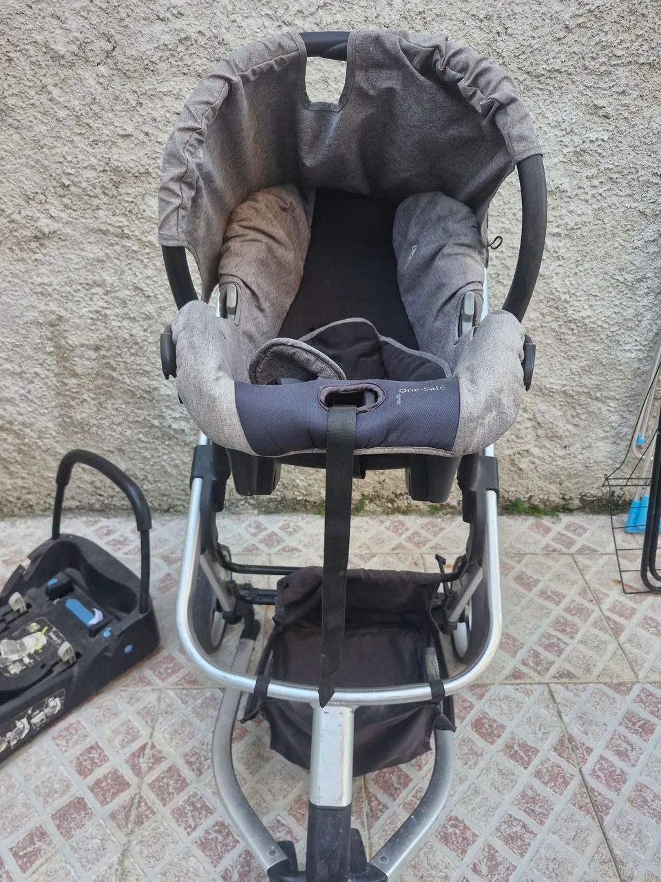 Carrinho de bebe com bebe conforto 