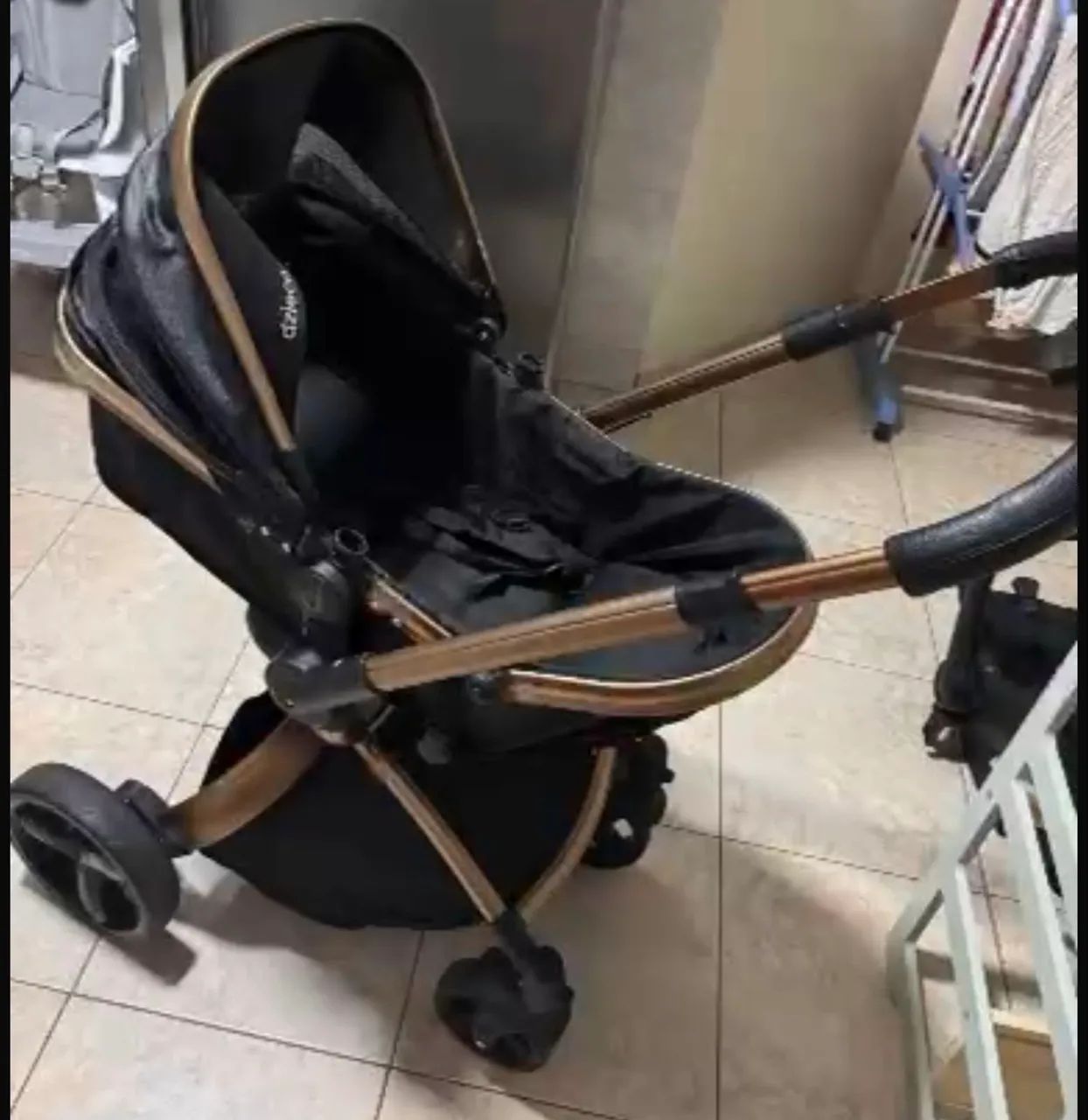 Carrinho de bebê e bebê conforto  - Foto 2