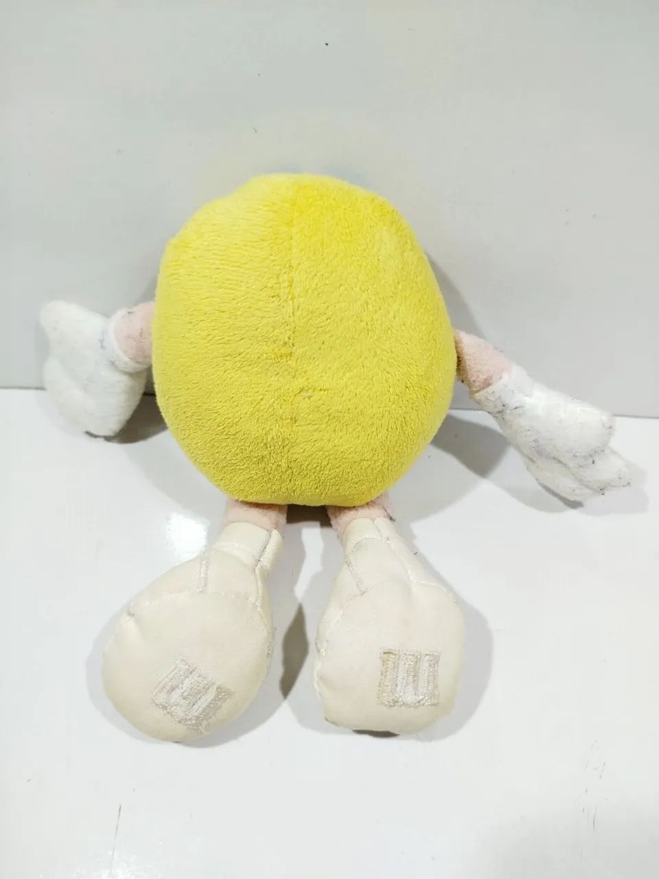 boneco de pelúcia do M&M amarelo. - Foto 4