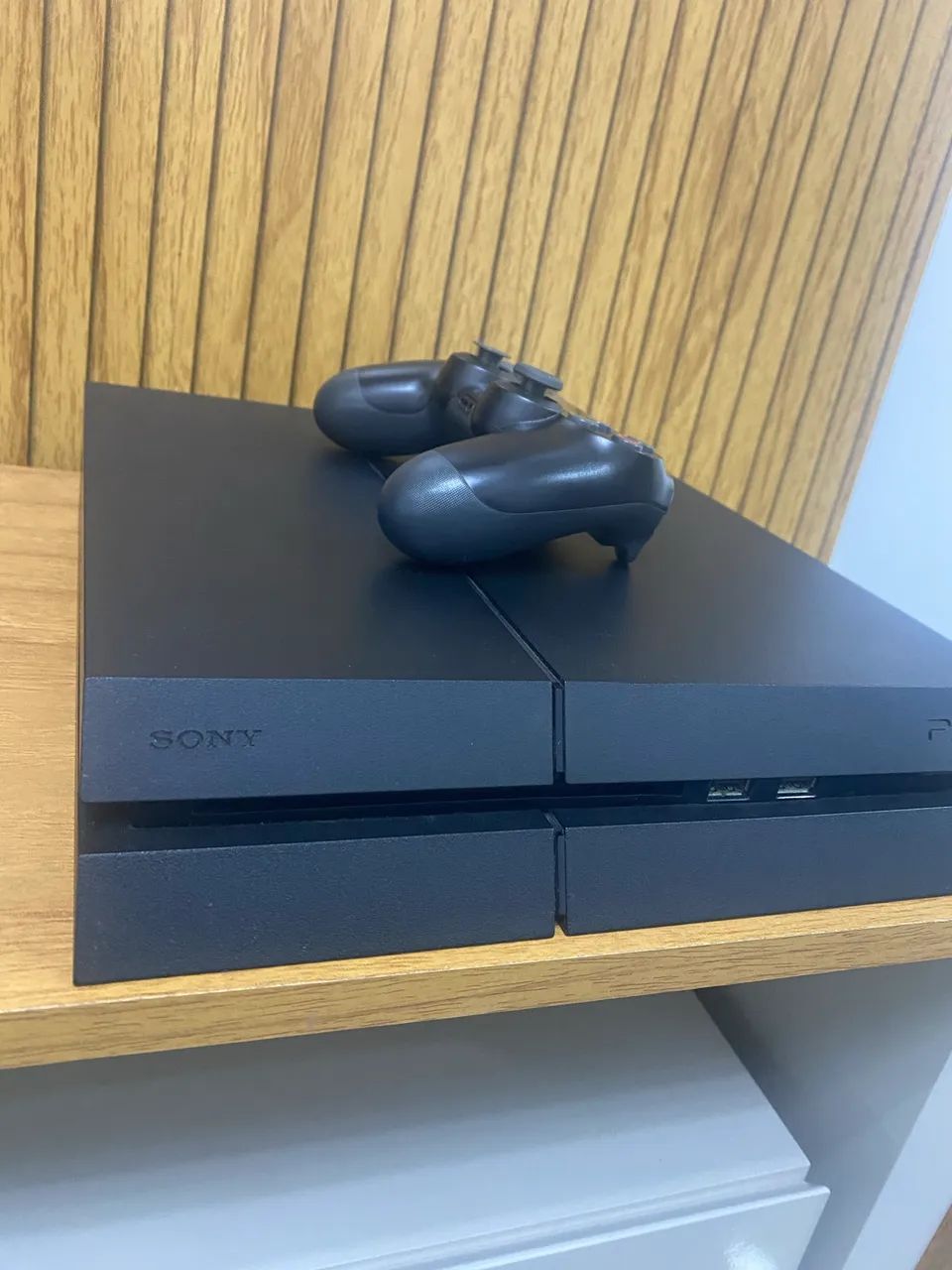 PS4 com 2 controles e 5 jogos de mídia digital 