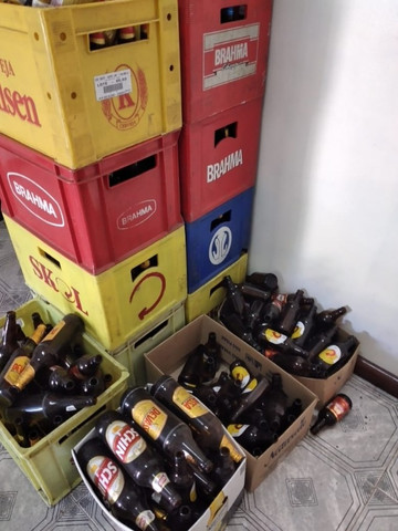 Vasilhames de garrafa de cerveja com caixa