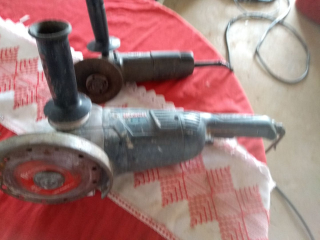 Uma máquina de solda,com a fiação completa,e duas lichadeira