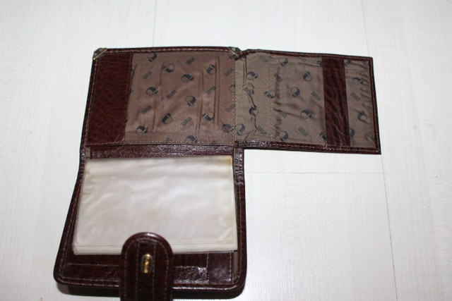 Vendo-carteira da marca "tonin" em couro legitimo na cor caramelo com metais dourado - Foto 3