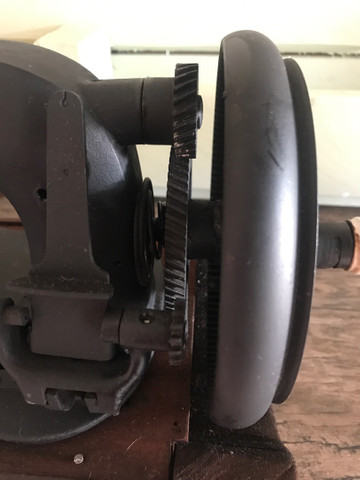 Máquina de costura antiga - Foto 6