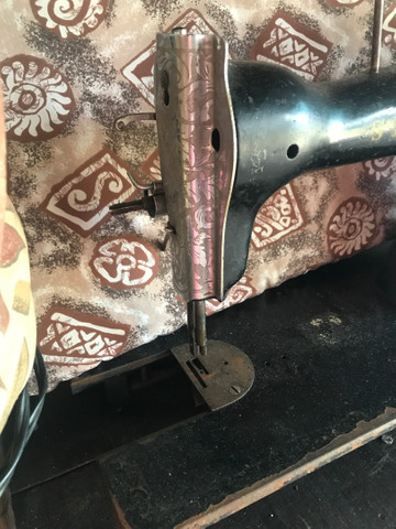 Máquina de costura antiga - Foto 3