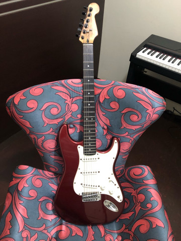 Troco guitarra strato shelter antiga por les paul ou celular bom