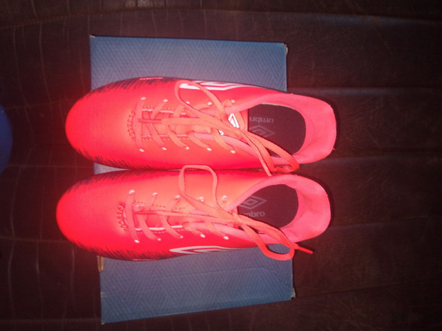 Vendo chuteira da umbro por 80$ - Foto 3