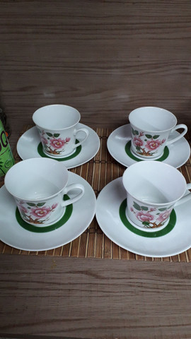 Vendo jogo de porcelana.