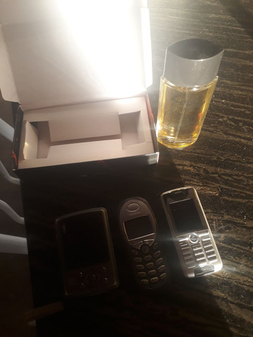 Vendo 2 celular uma máquina fotográfica e um perfume 150 tudo - Foto 2
