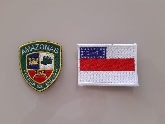 Vendo os símbolos bandeira e brasão da PM