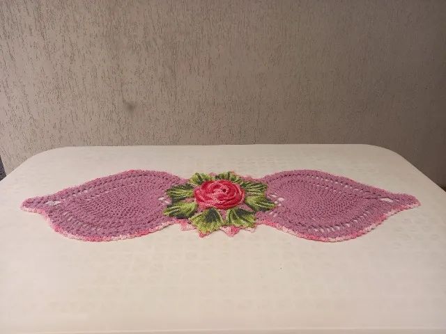 Caminho de mesa de crochê - rosa com flor central 40cm larg. x 125cm comp.