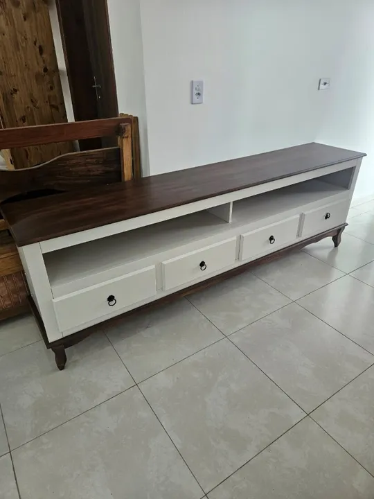 Rack rustico branco em MDF com tampo e pés de madeira