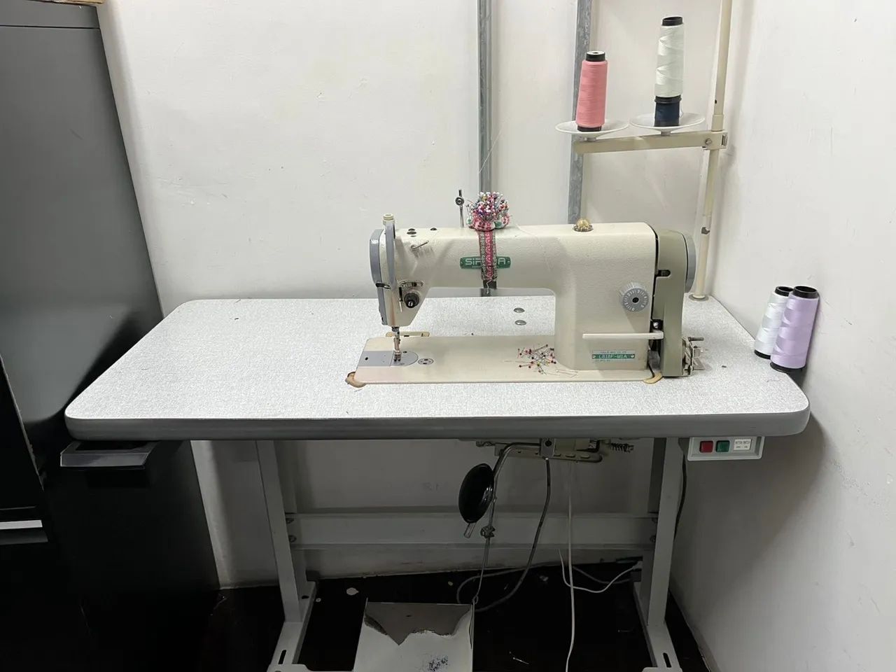 Máquina de costura Siruba,pronta pra uso e Bobinas de linha para máquinas de costura - Foto 3
