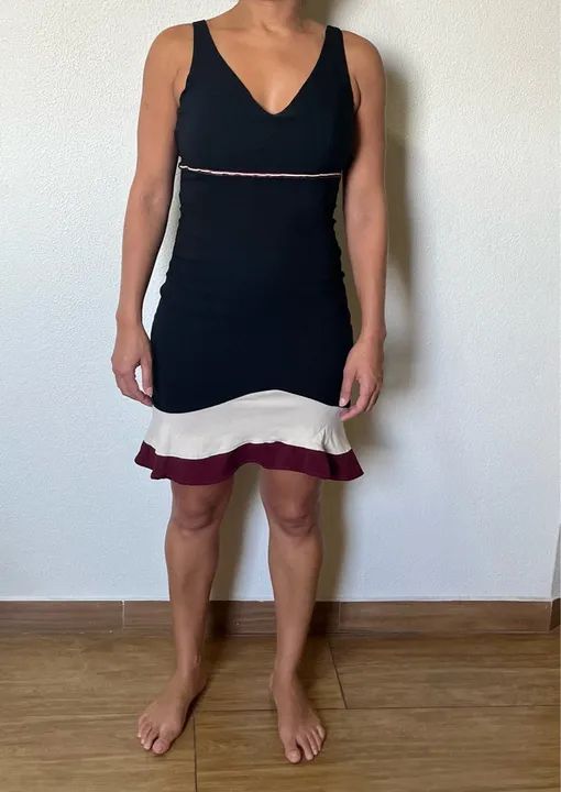 Vestido Preto com Detalhes em Bege e Vinho