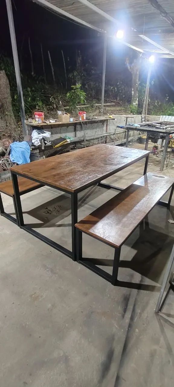 Conjunto de Mesa e Bancos em Madeira e Aço - Foto 3