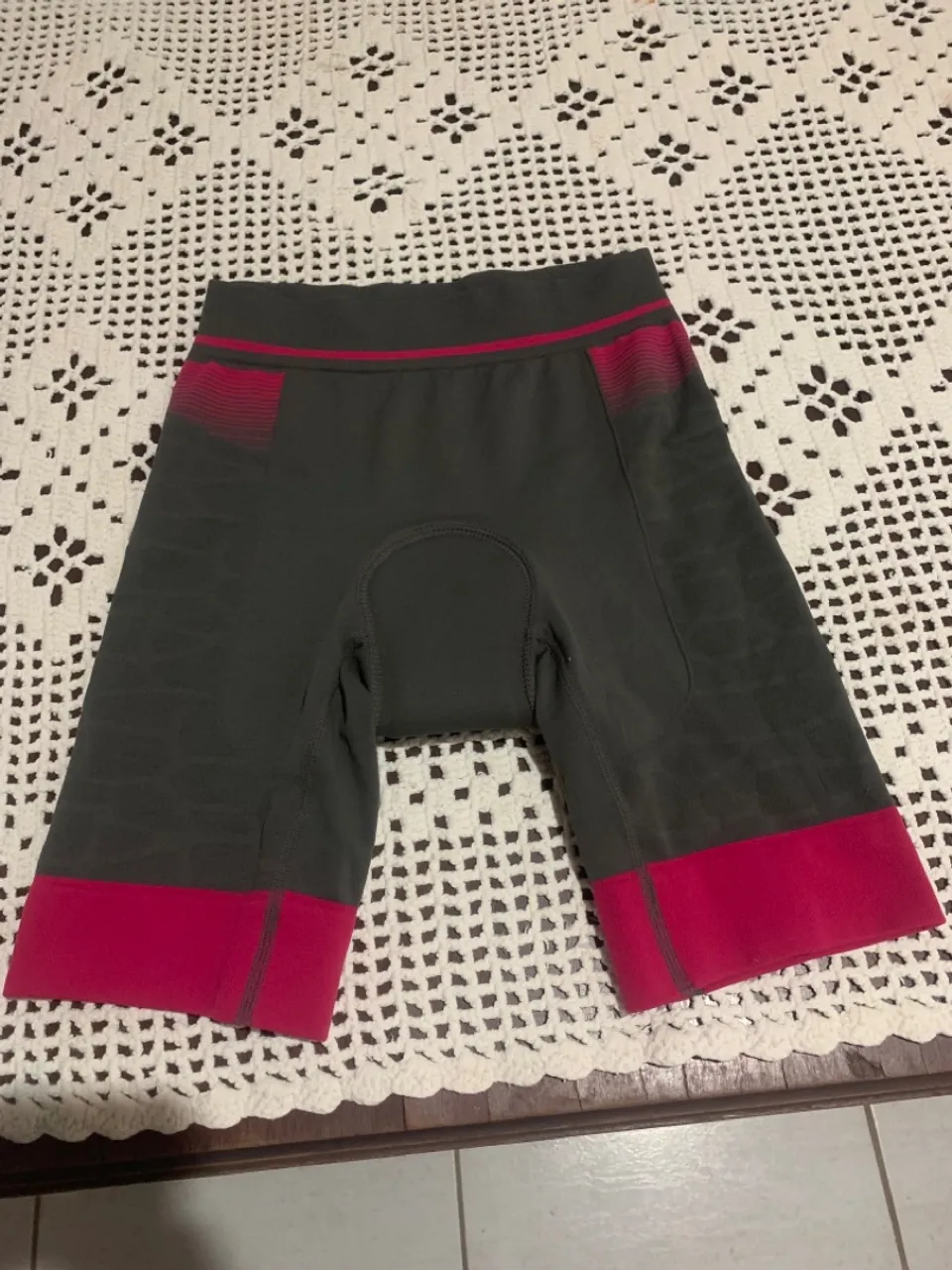 Bermuda de Ciclismo Cinza e Vermelha