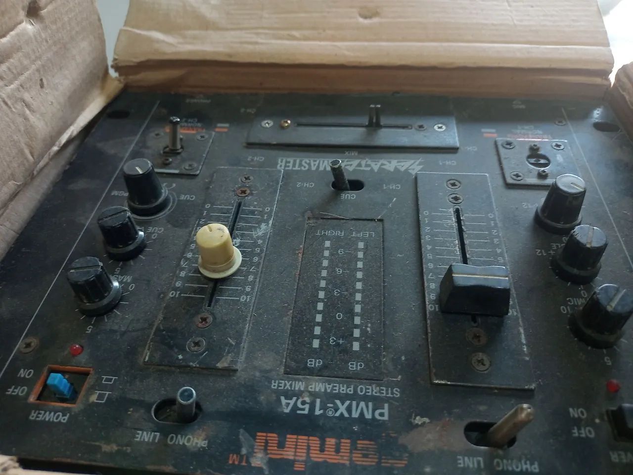 Aparelho Mixer antigo para DJs 