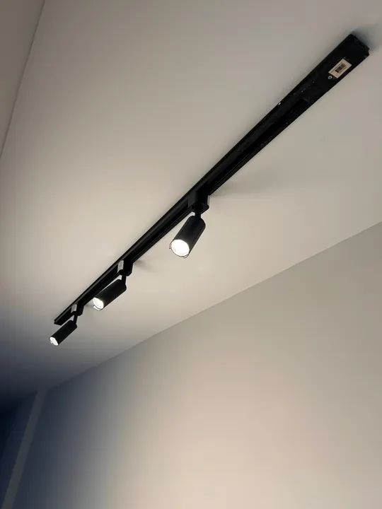 Luminária de trilho com 3 lâmpadas 7w Branco Quente - Foto 3