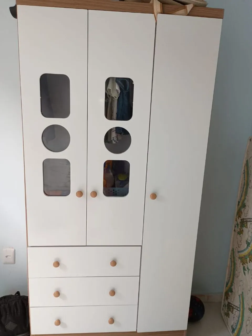 Guarda-roupa infantil branco com detalhes em madeira