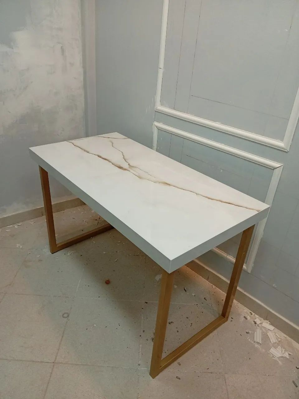 Mesa em porcelanato com estrutura metálica 