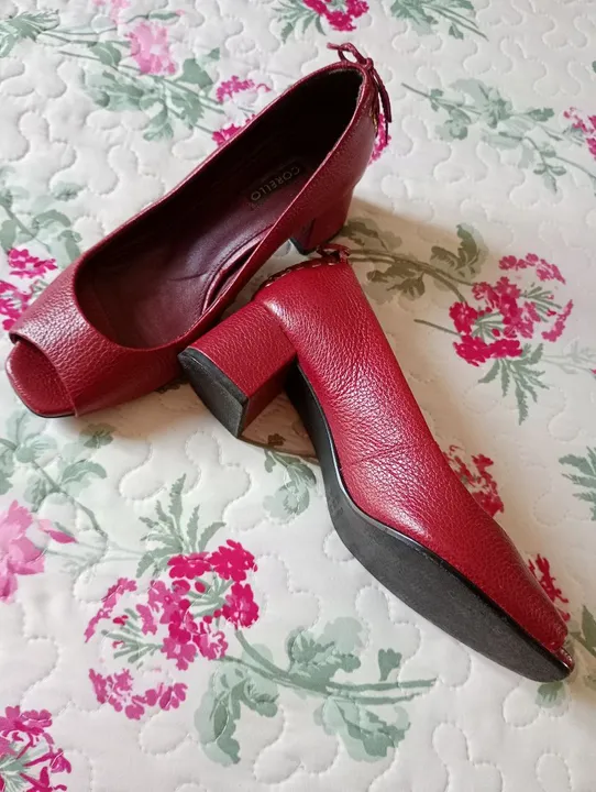 Sapatos Vermelhos de Salto Alto