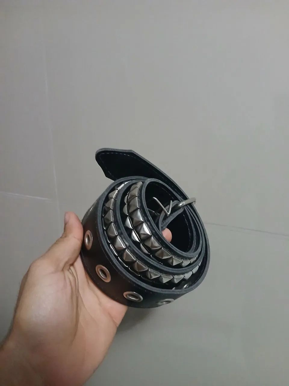 Cinto de couro com spikes