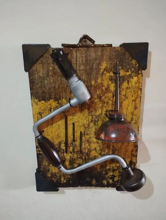 Arte com furadeira antiga e almotoloia para óleo, decoração rústica