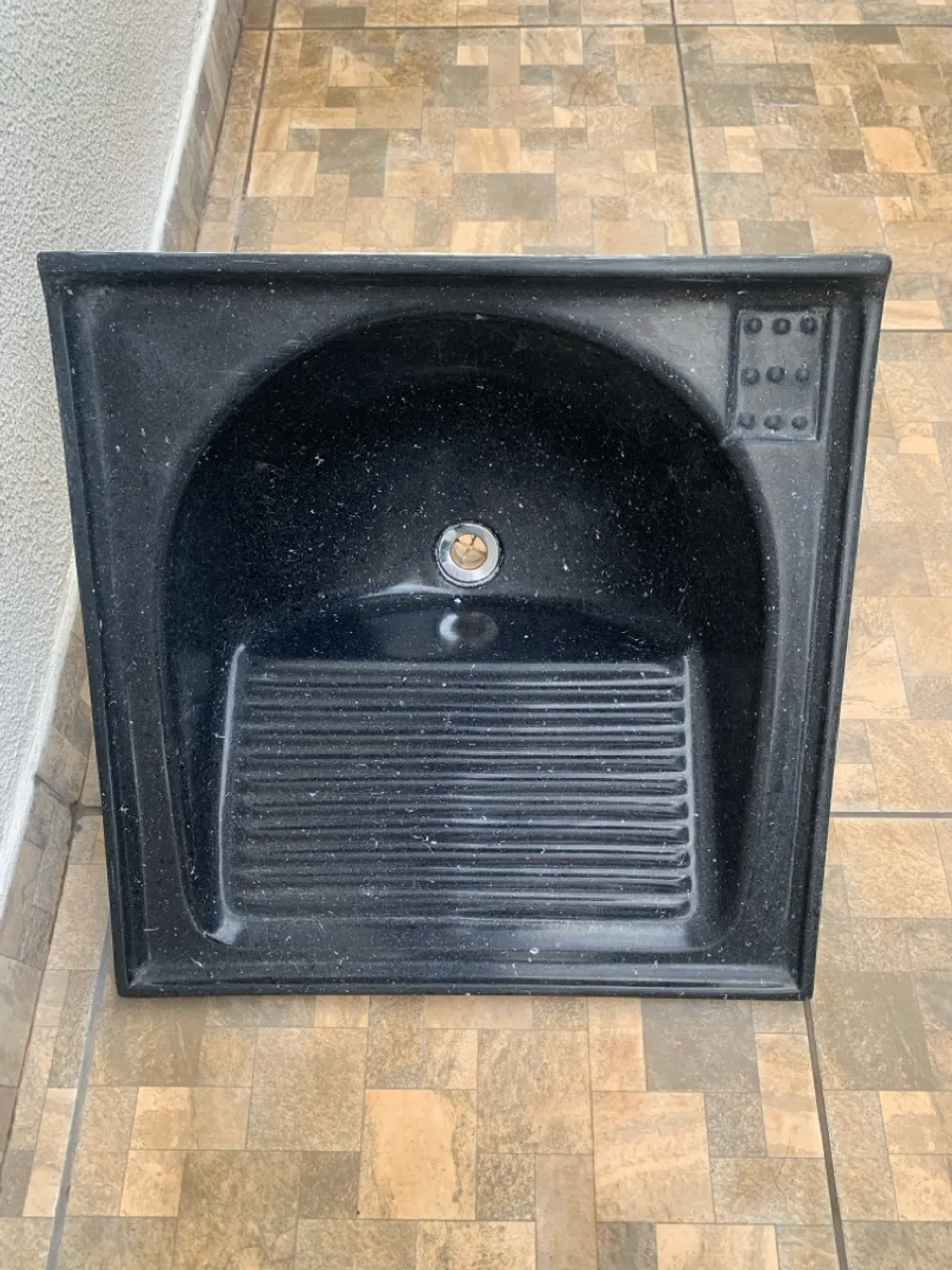 Tanque de lavar roupa preto