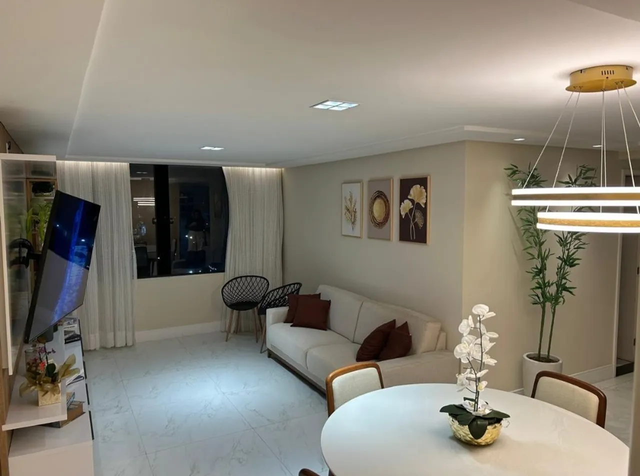 Apartamento 2 por andar com 3 quartos (1suite), vento leste e excelente região.