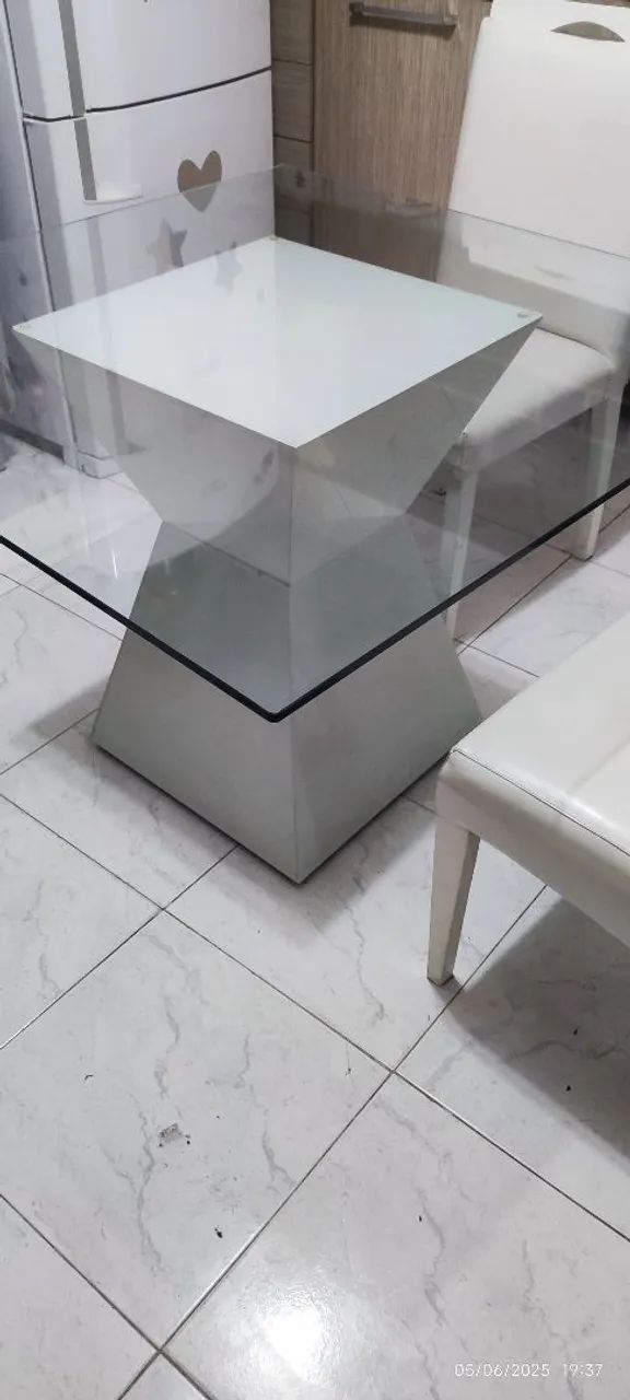 Mesa de jantar com tampo de vidro e cadeiras em couro - Foto 2