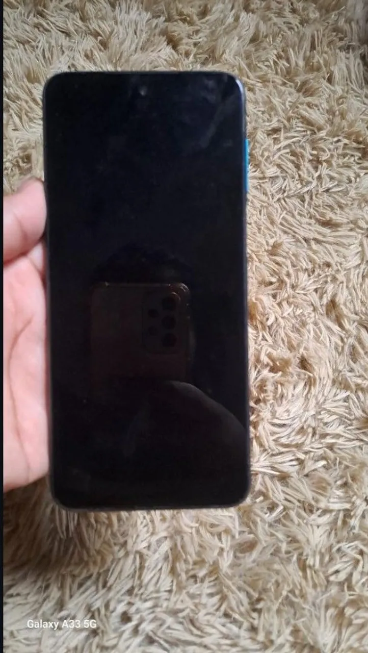 Celular bom só está com a traseira trincada mas não interfere em nada.