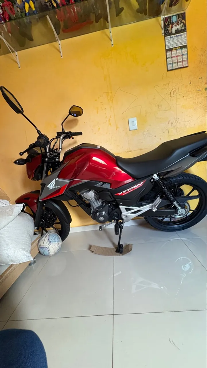 Vendo uma moto titan 160 0km rodada