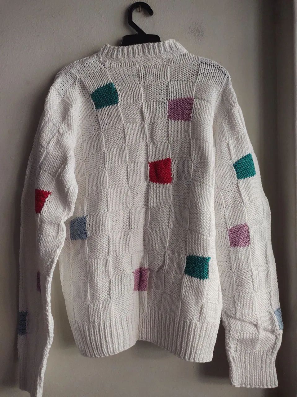 Suéter de tricô branco com detalhes coloridos - Foto 4